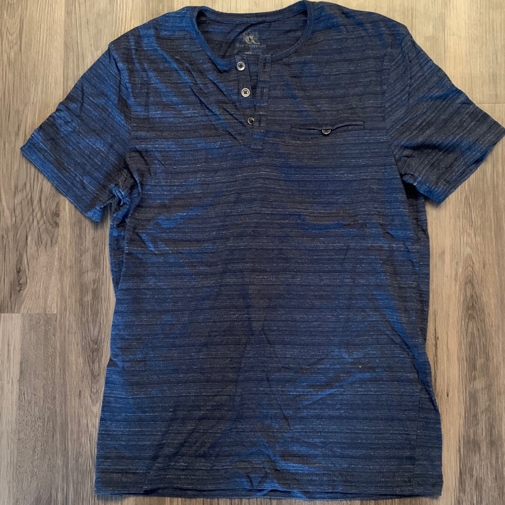 Men’s Rock & Republic 3 button Blue T-Shirt